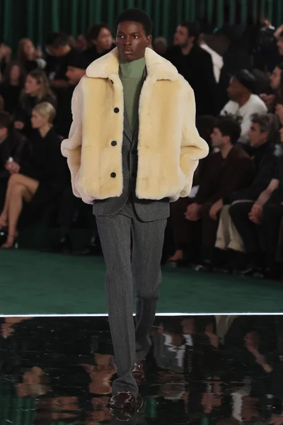 Look 10